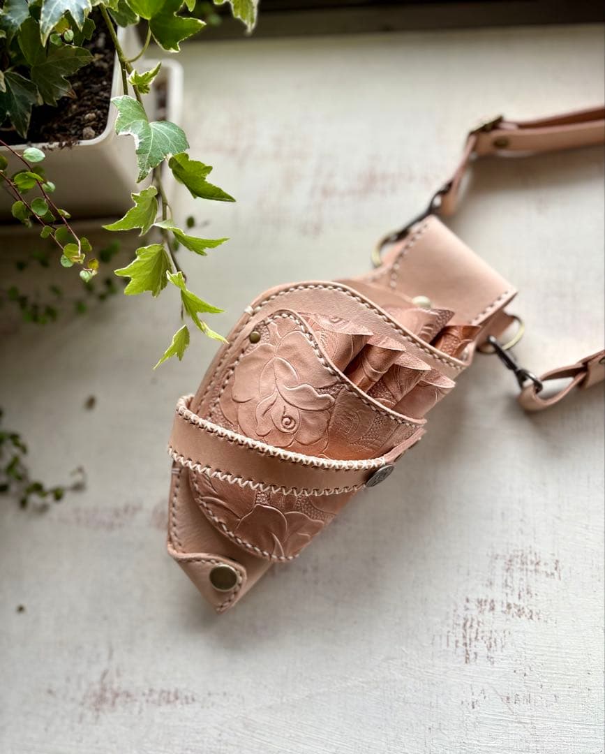 ヌメ革ナチュラル、ローズ型押しナチュラルの軽量スリムシザーケース