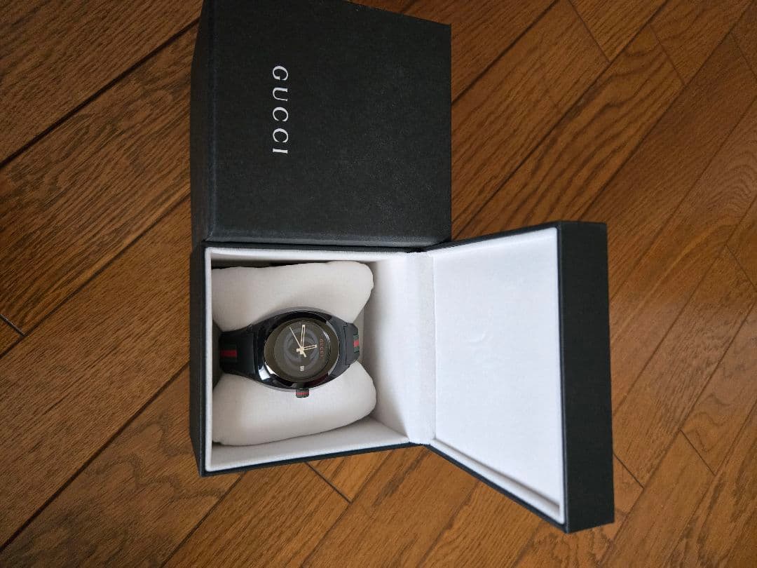 GUCCI ラバーベルト時計 ブラック