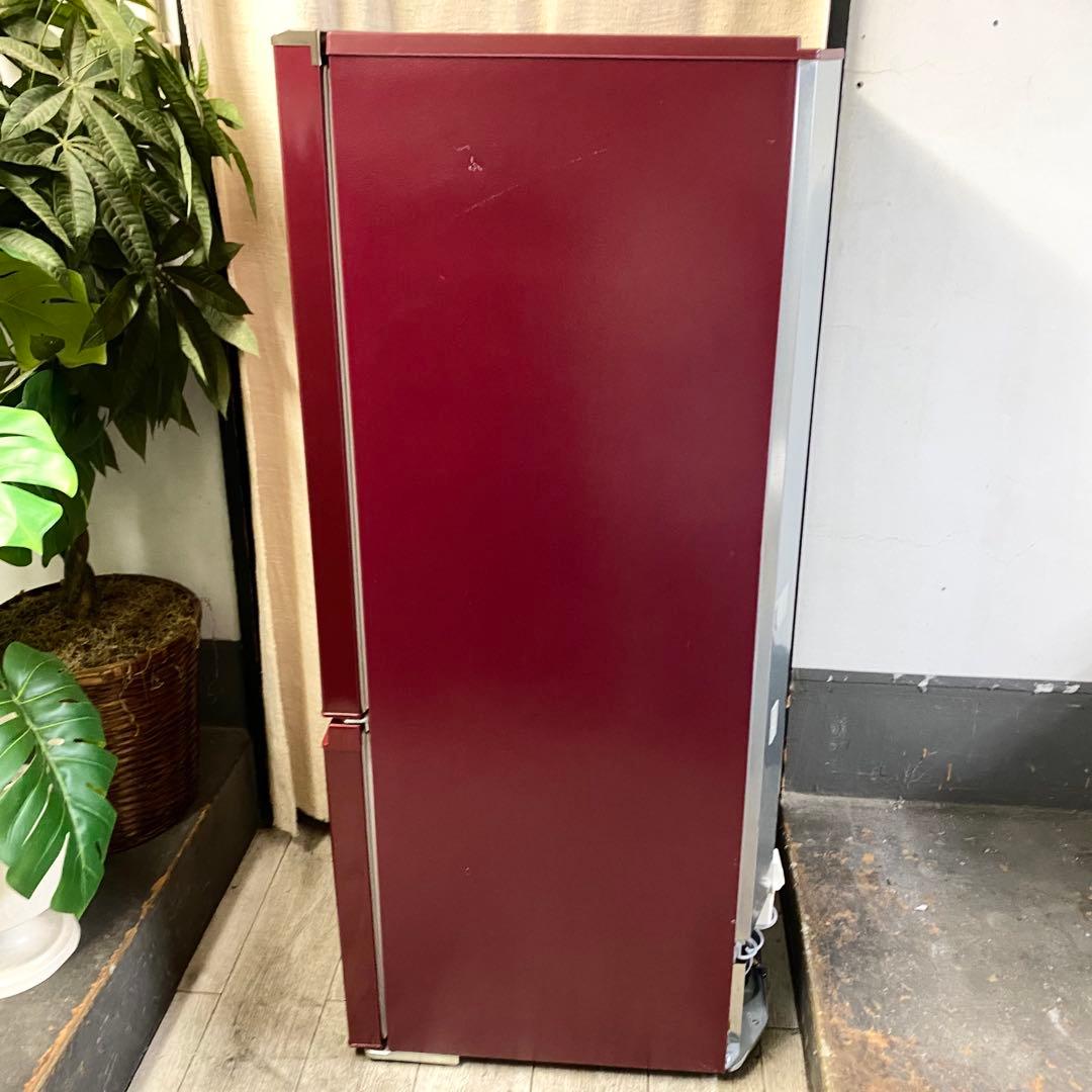 かたちはシンプルなのにワインレッドの派手さがイイ！2ドア冷凍冷蔵庫184L