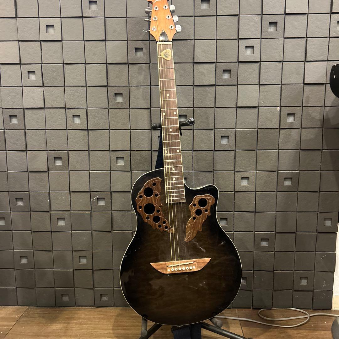 木目の綺麗なオベーションデザインのギター