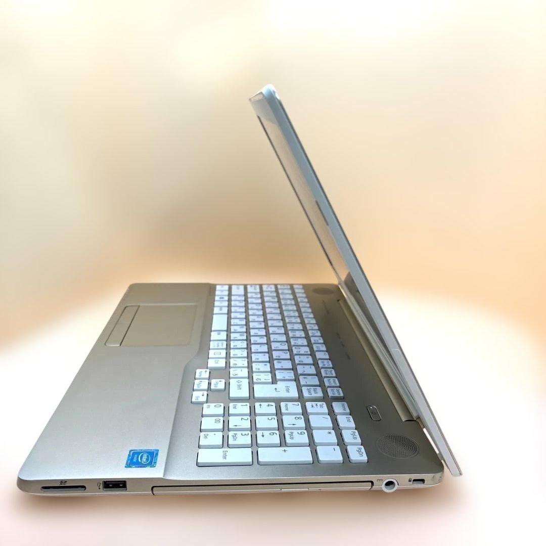 富士通 LIFEBOOK！大画面薄型ノートパソコンカメラ付Windows11