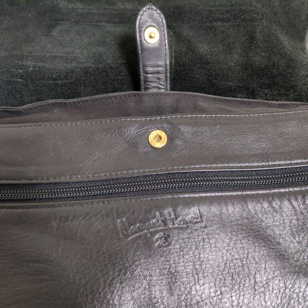 美品✨本革 マーガレットハウエル メッセンジャーバッグ クロスボディ ロゴ型押し