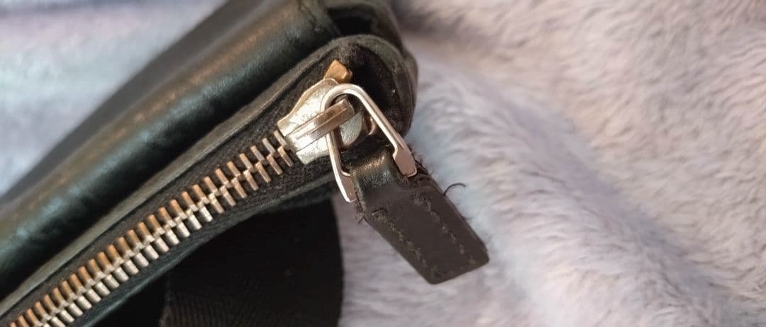 GUCCI　ボディーバッグGG シマレザー黒