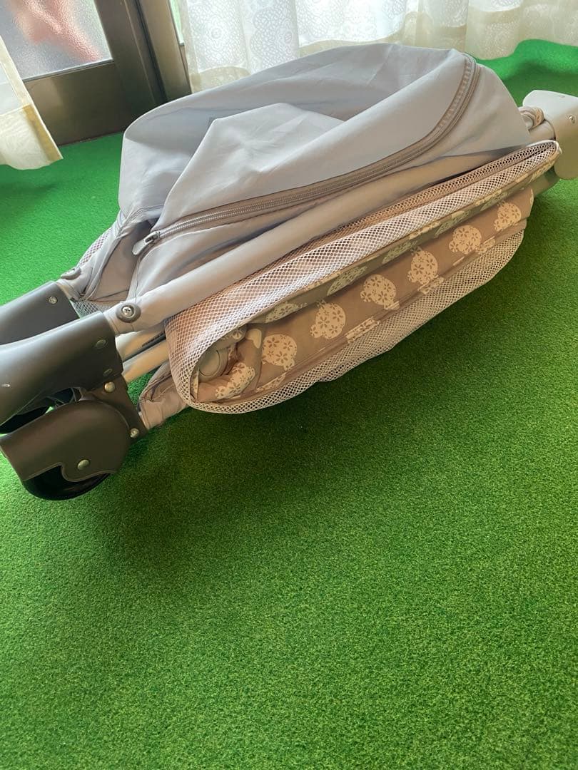 折りたたみ式ベビーベッド グレーとベージュ