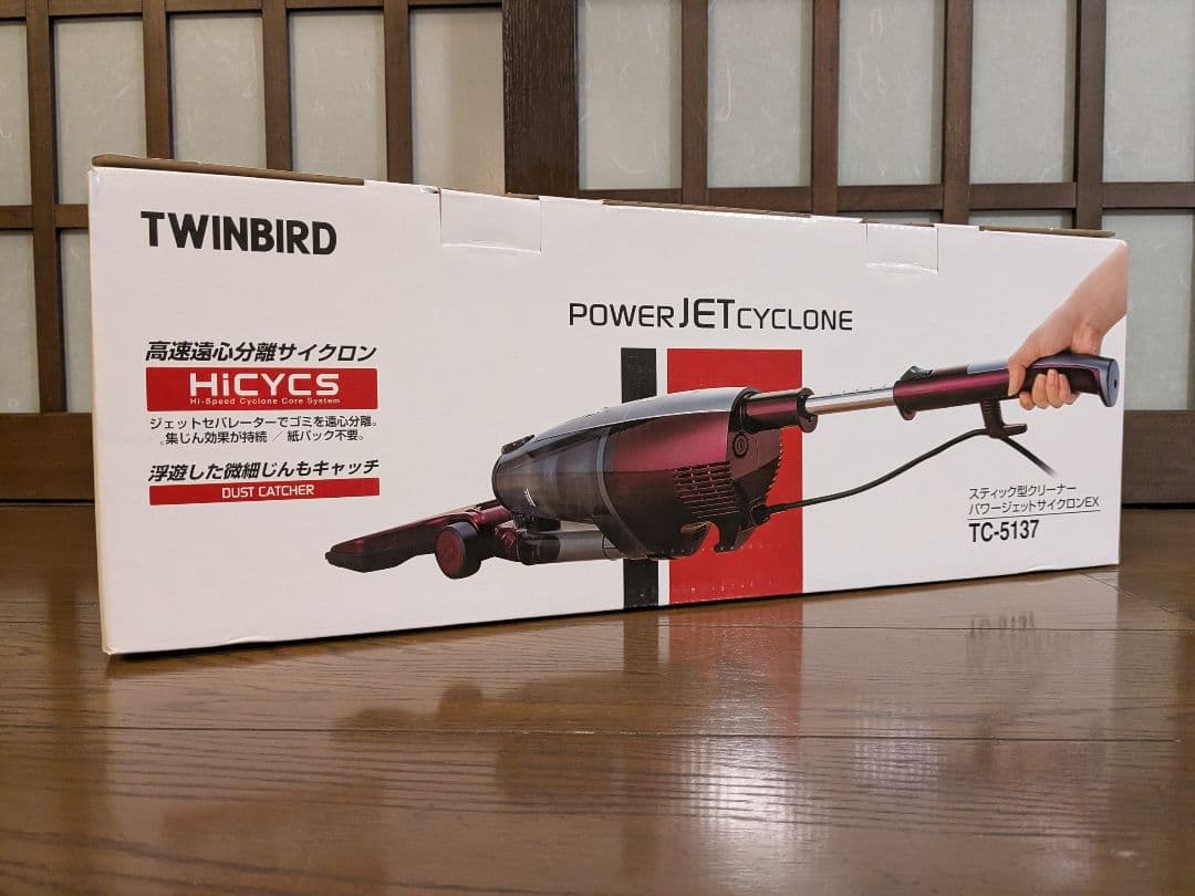 舞い上がったゴミを捕らえるスティック形クリーナー　ハイパワー　吸込仕事率220W