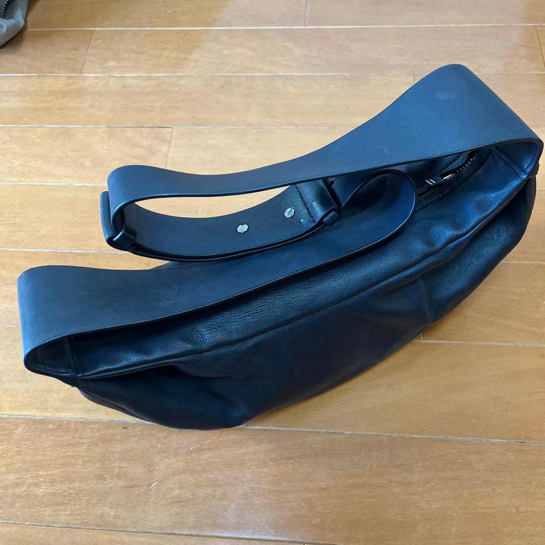 COS ブラックレザー ボディバッグ
