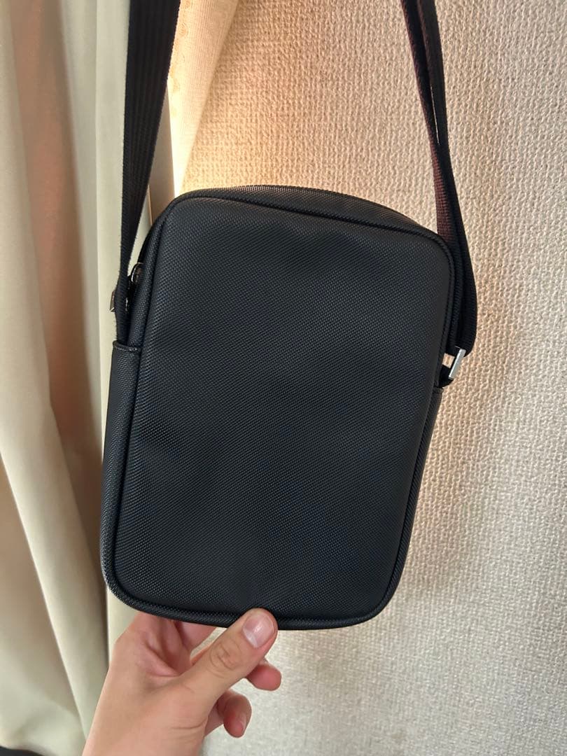 現行モデルラコステ メンズクラシック バーティカルカメラバッグ LACOSTE