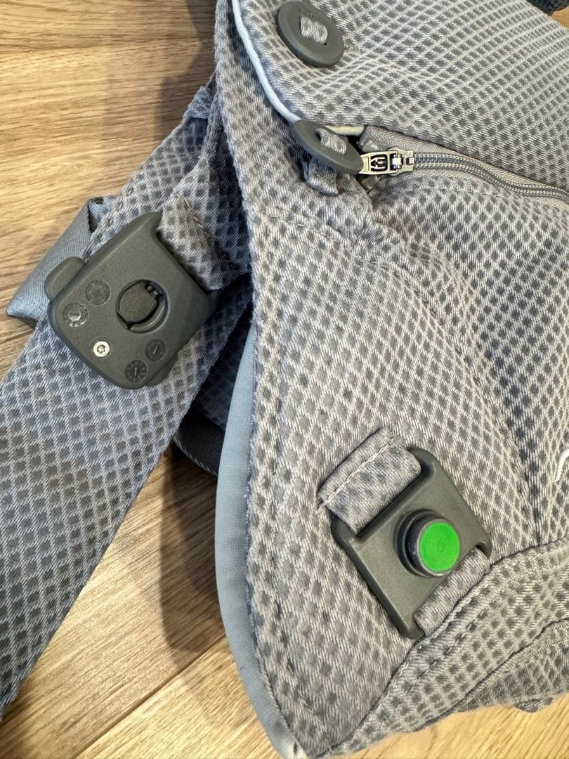 mii様【美品】nuna ヌナ カドルクリック 抱っこ紐 / 色:フォグ