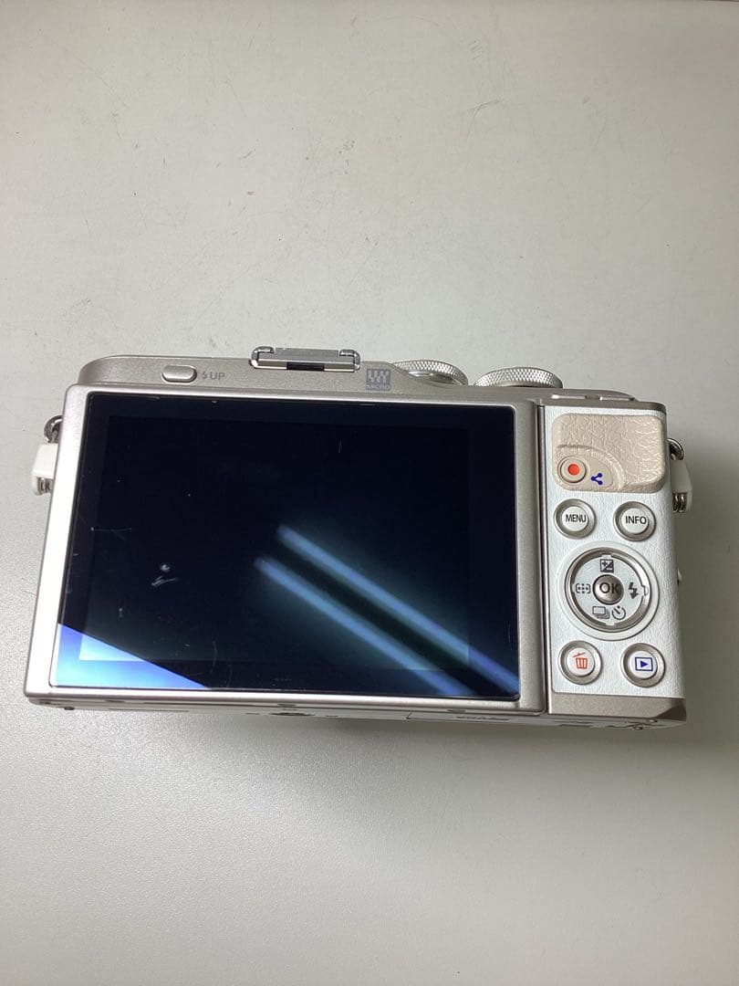 う*な様 OLYMPUS PEN E-PL6 シルバー レンズ付き　撮影可能