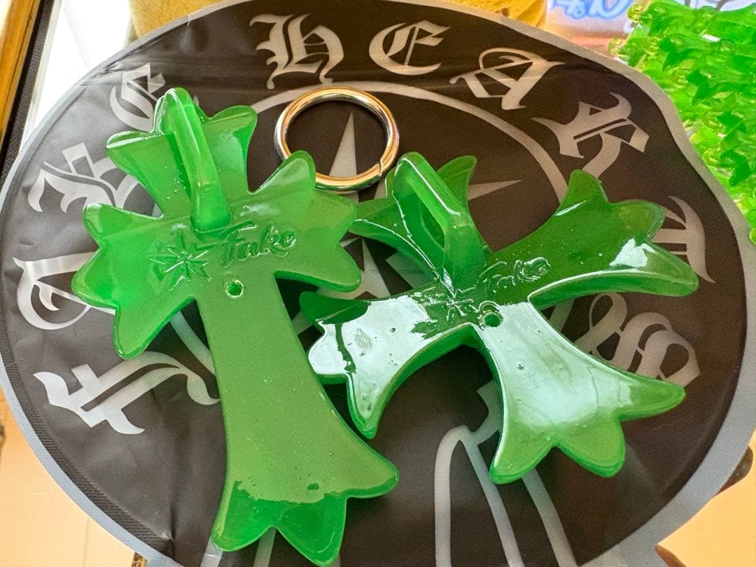 バカデカFAKE HEARTS 蓄光グリーン十字架 クロスネックレス