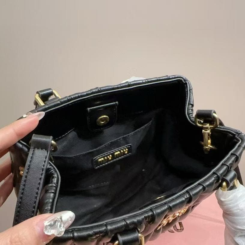 ブラック ショルダーバッグ