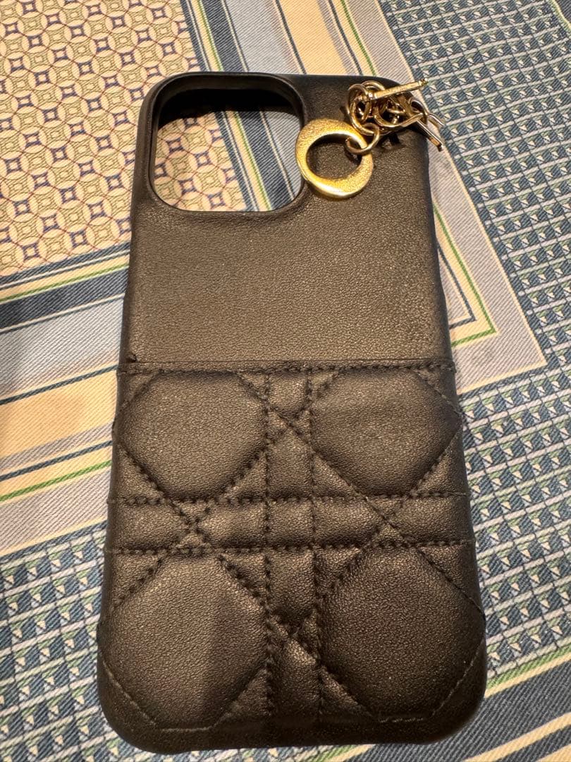 ディオールブラック キルティング iPhoneケース チャーム付き