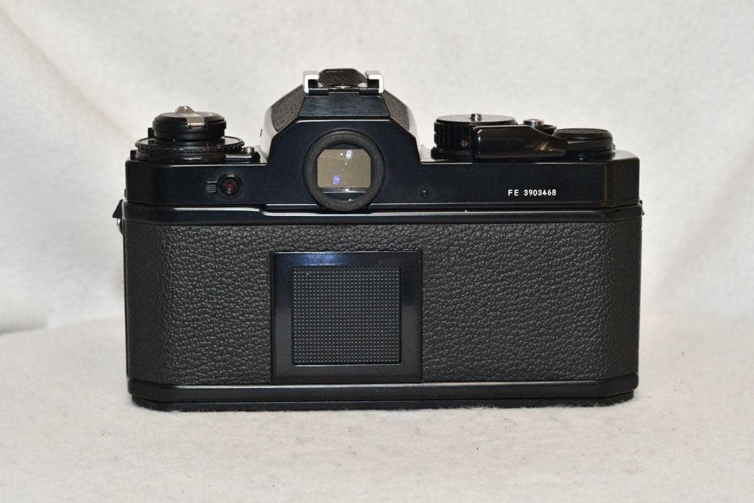 《動作品》 Nikon FE +標準レンズ付きフィルムカメラ