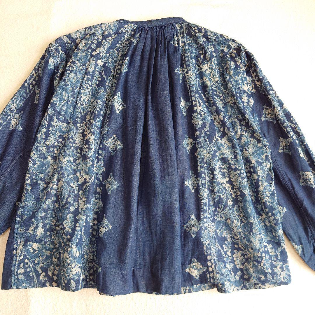 45R 二重織抜染プリントのギャザーブラウス（インディゴ） 45rpm