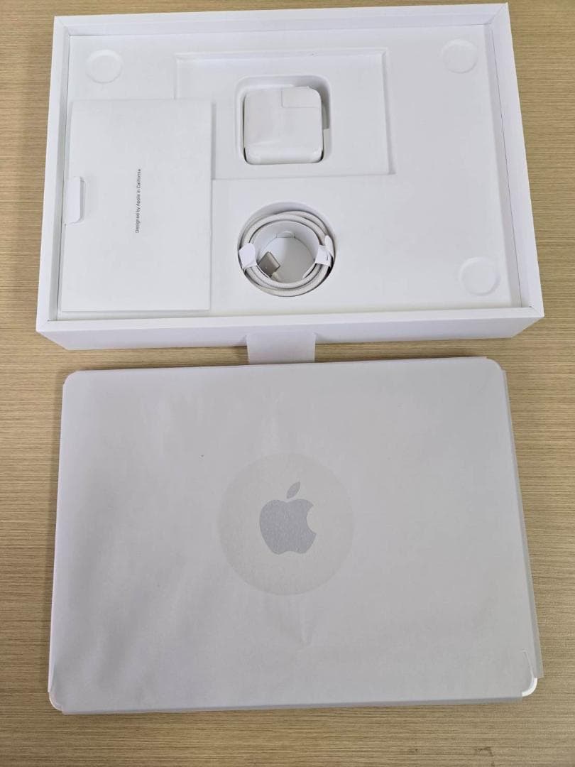 美品 MacBook Air M2 13.6インチ [スターライト]