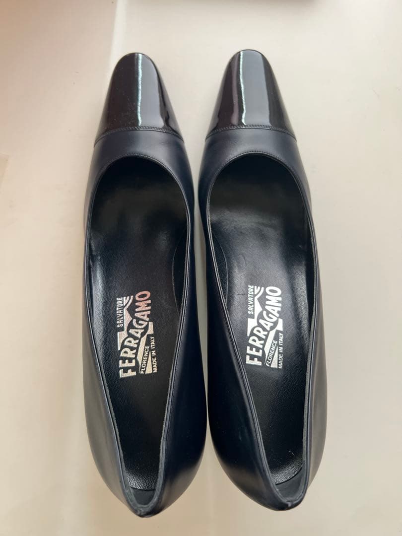 新品未使用Ferragamo 9フェラガモ濃紺 25〜25.5 ヒール5㎝