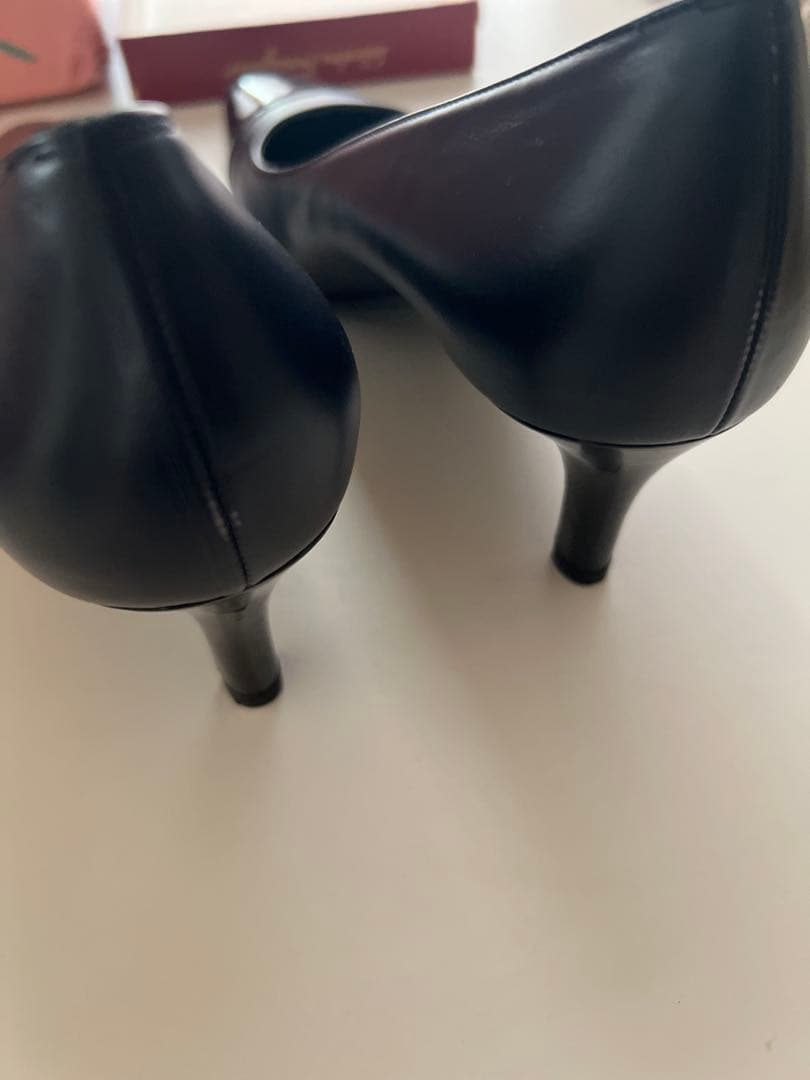新品未使用Ferragamo 9フェラガモ濃紺 25〜25.5 ヒール5㎝