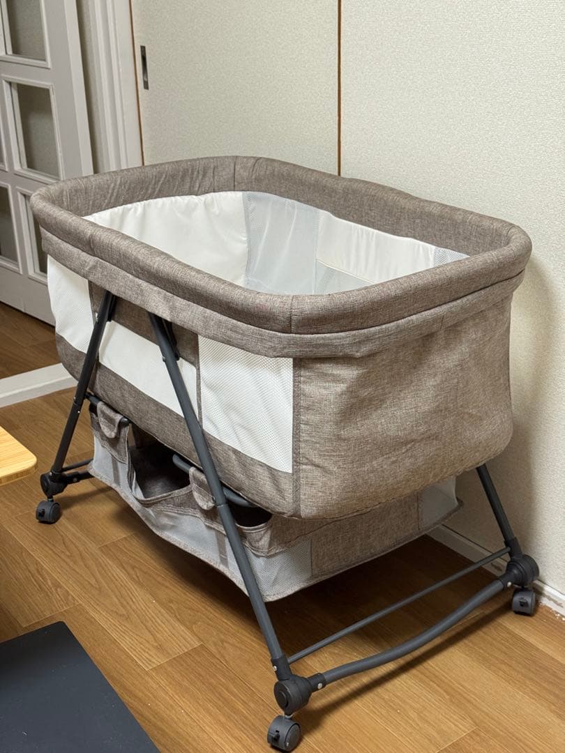 キャスター付き　折りたたみ　ベビーベッド ベージュ