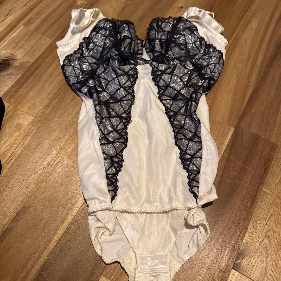 ホワイト/ブラック レース ボディスーツ C85 3L