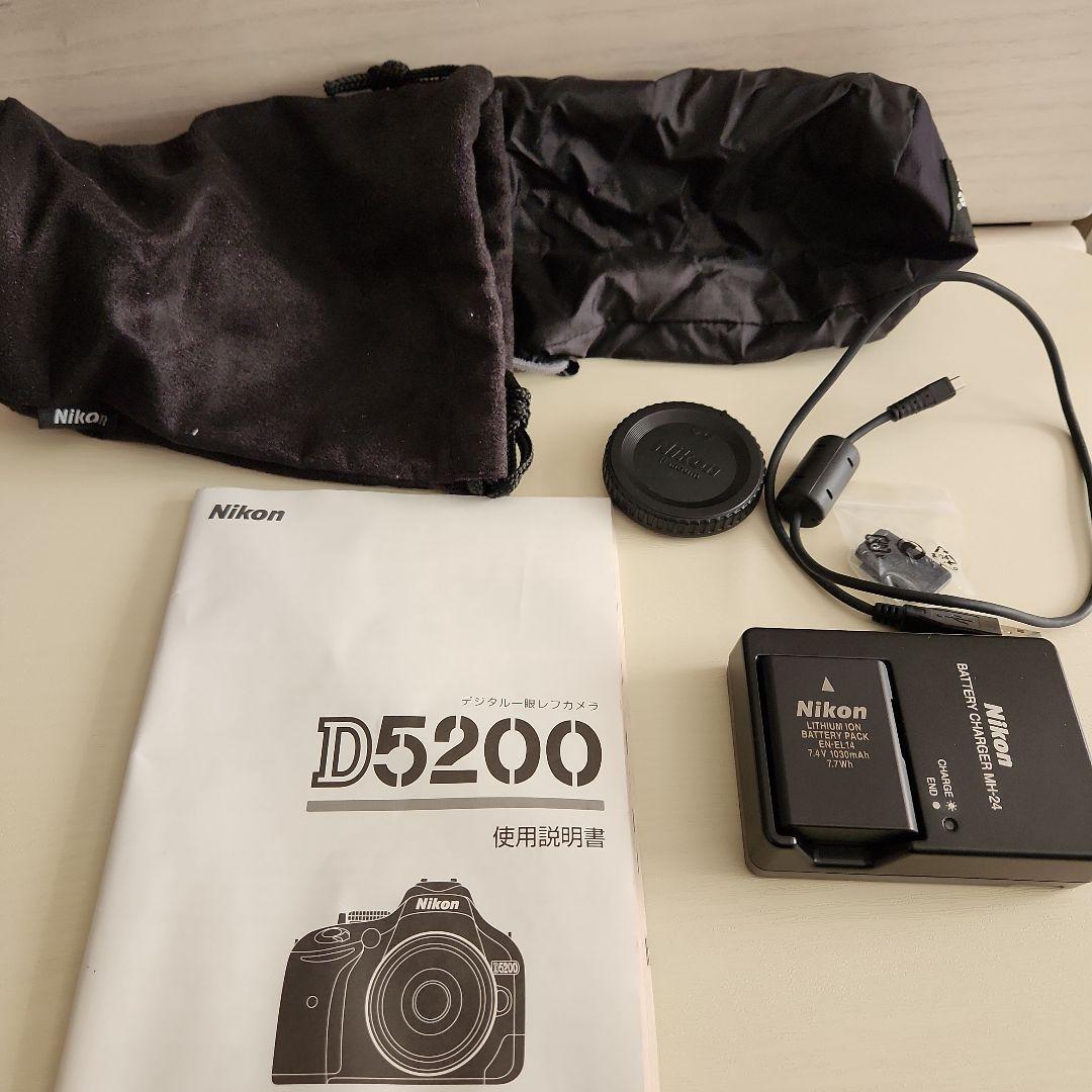 NikonD5200赤色モデル 18-55mmレンズ　55-300mmレンズ付き