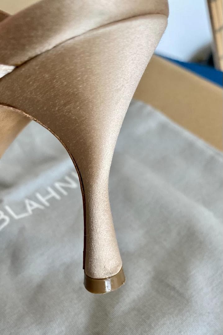 Manolo Blahnik ヌードベージュ サテン ビジューサンダル 35.5