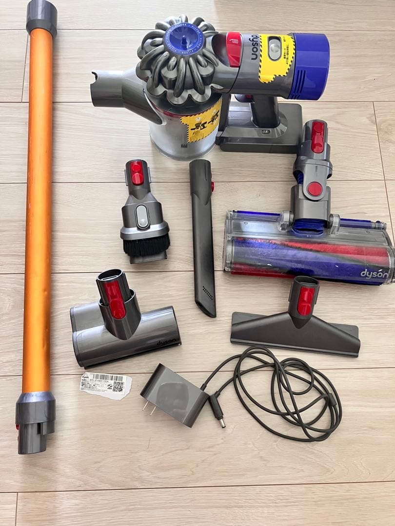 Dyson SV10 v8 fluffy extra 本体とアタッチメント