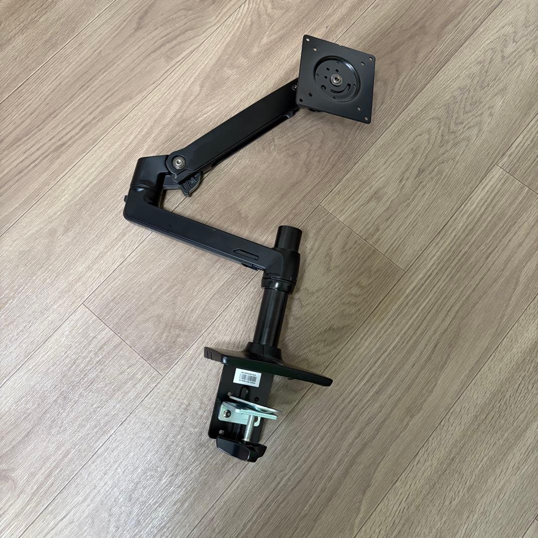 アマゾンBasicsモニターアーム 32インチ（11.3kgまで）VESA