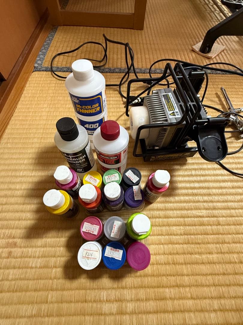 エアブラシコンプレッサーとアクリル塗料セット