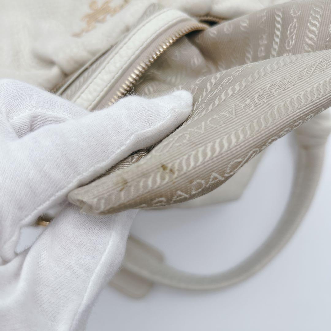 PRADA ワンハンドバッグ レザー ホワイト メタルロゴ ハーフムーン