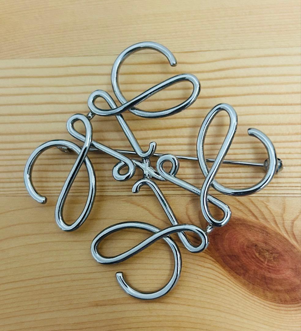 LOEWE(ロエベ)アナグラム ブローチ (メタル)