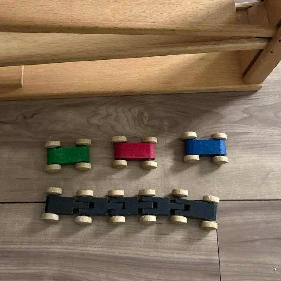 クネクネバーン　BECK社　木製おもちゃ カラフルな車付き