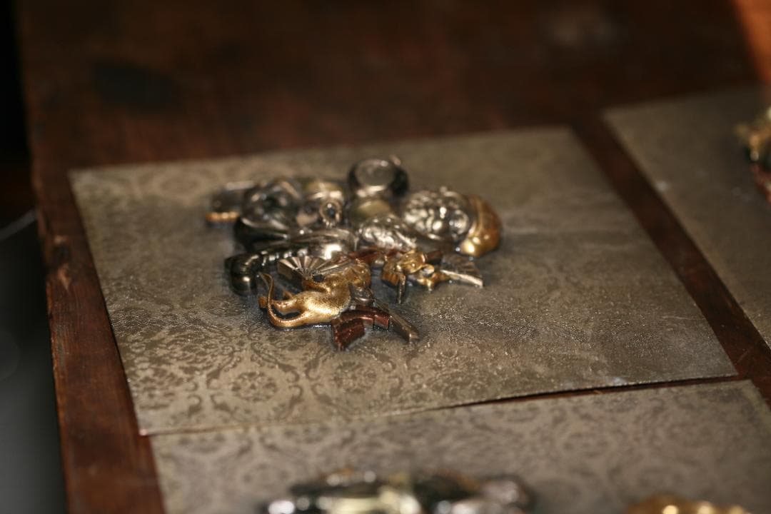 [夢工房】高岡雕刻家內島一平(青保)製金銀象鑲六福神金工壁掛???