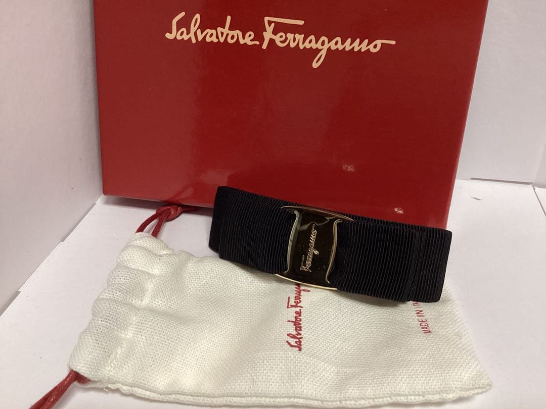 未使用保存袋付きフェラガモSalvatore Ferragamo ブラックリボン