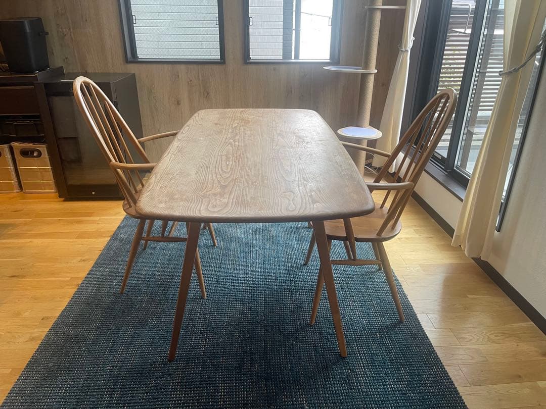 アーコール　ダイニングテーブル1台、肘掛けチェア2台　セット