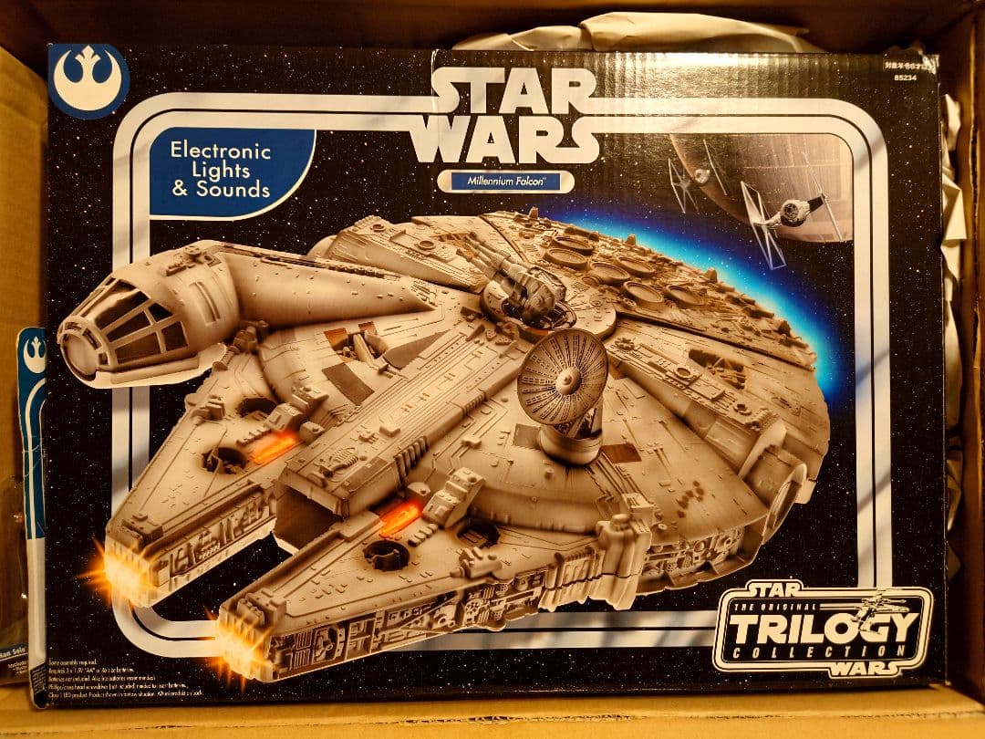 ハズブロ スターウォーズ トリロジー ミレニアム・ファルコン フィギュア付き！！