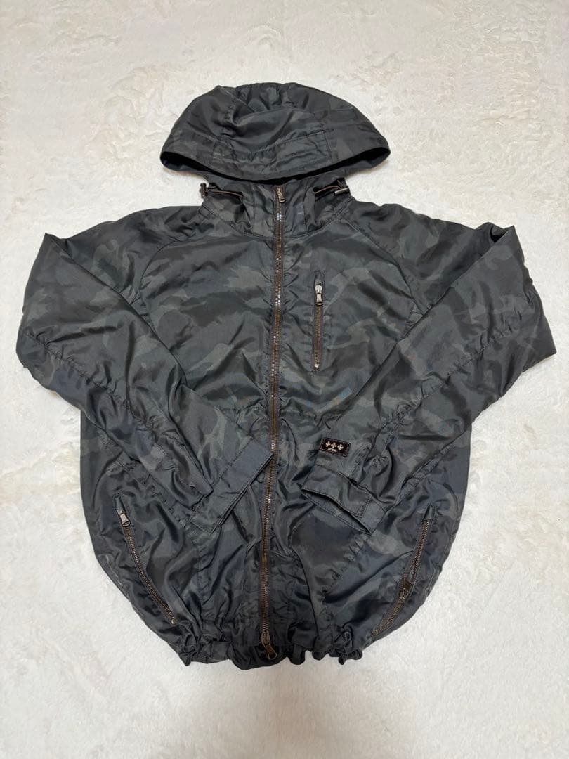 TATRAS（タトラス）のカモフラ柄フード付き中綿ジャケット