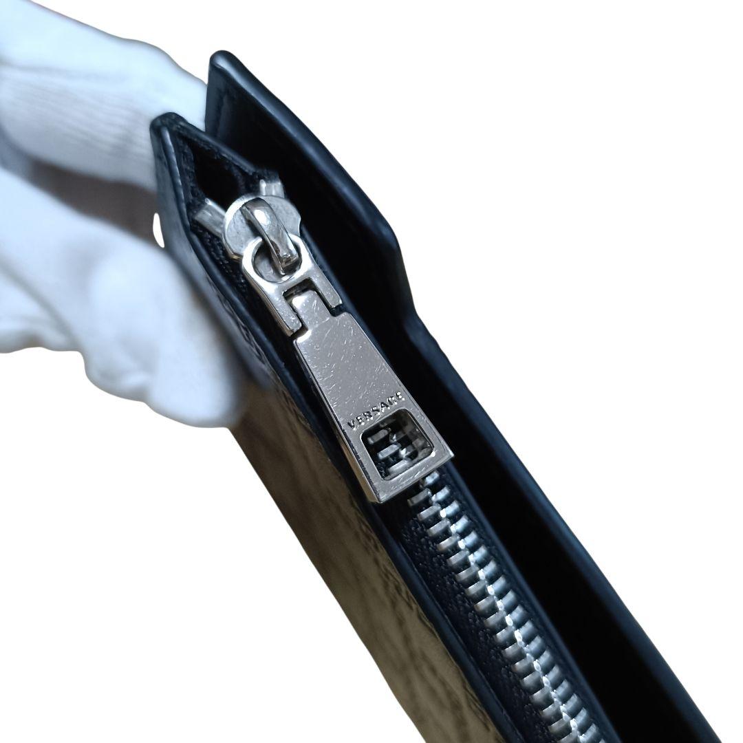 美品 ベルサーチ VERSACE ブラック 差し込みカードケース付 長財布