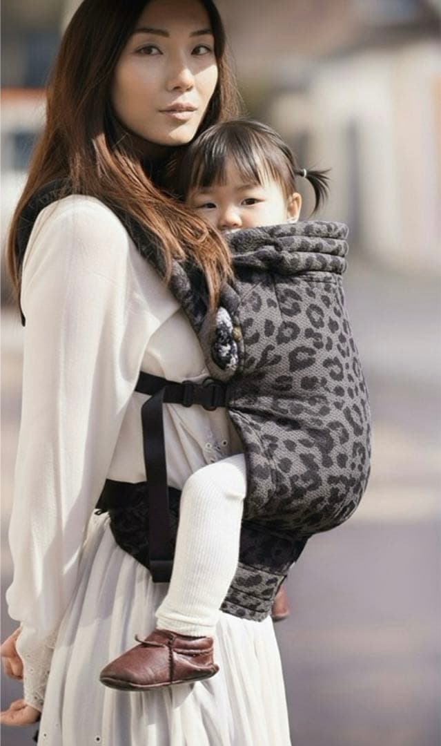 レオパード柄の抱っこ紐。エルゴノミック設計で、M字姿勢にも対応しています。