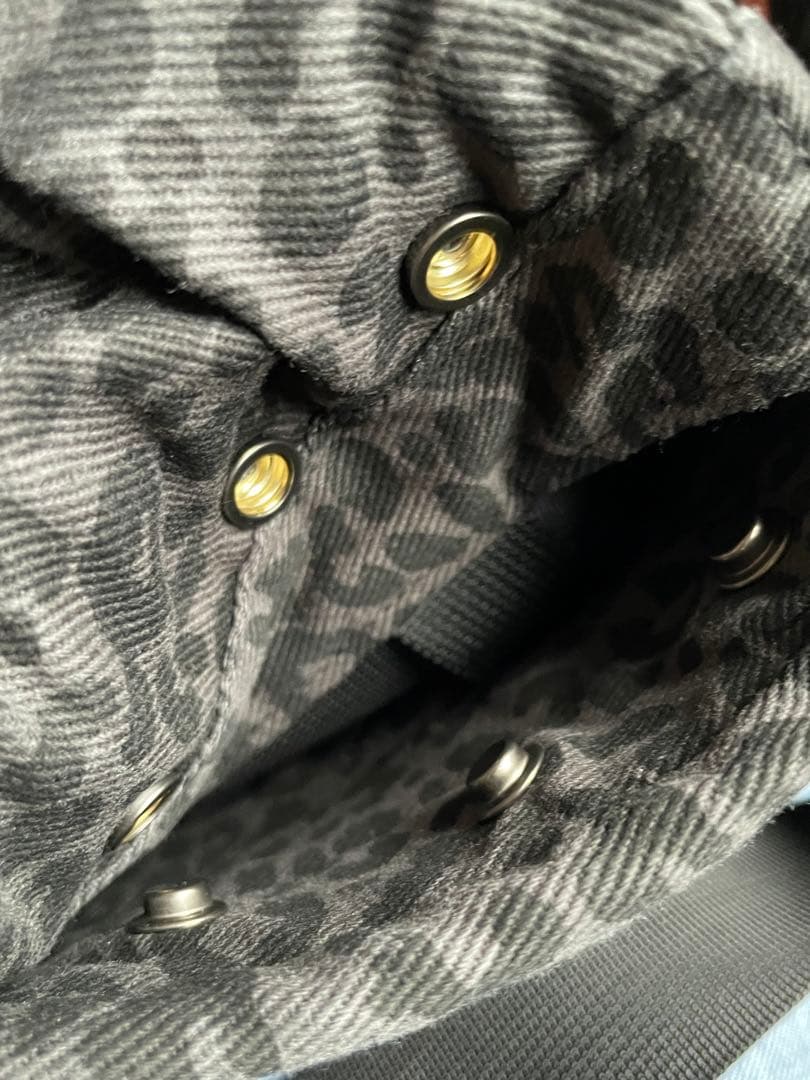 レオパード柄の抱っこ紐。エルゴノミック設計で、M字姿勢にも対応しています。