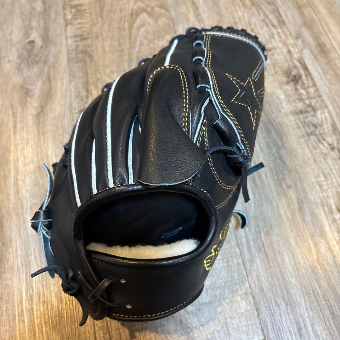 硬式野球グローブ 黒 金色刺繍 トリニティ投手用