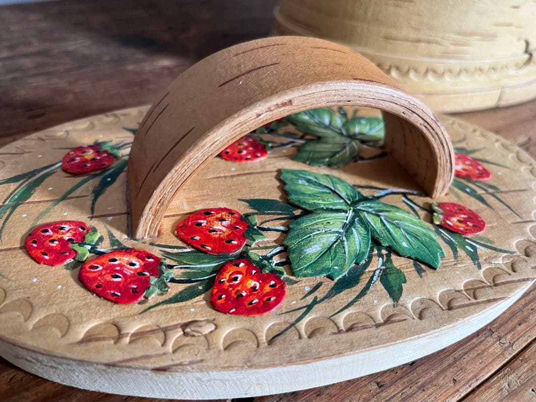 ロシア雑貨・白樺細工・ベレスタ・伝統工芸品・収納ボックス・ハンドペイントいちご