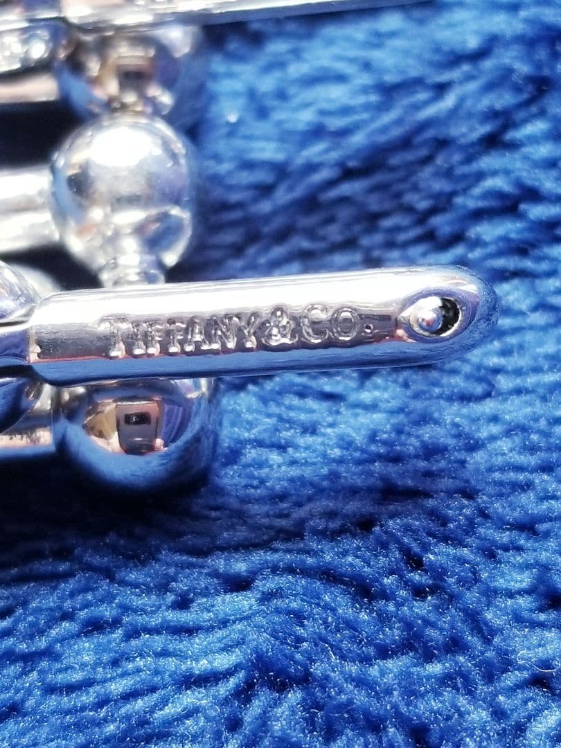 「Tiffany & Co. 」の刻印入りシルバーフープピアス