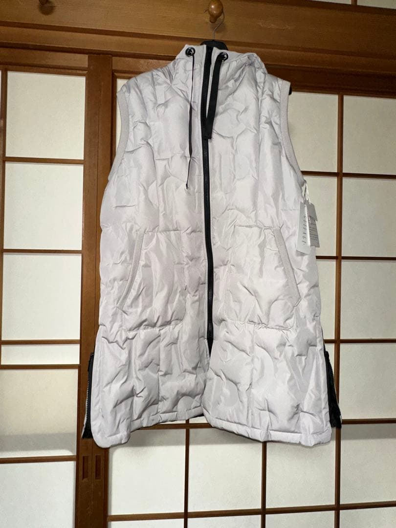 新品タグ付フード付ダウン入りキルティングジレ　ライトグレー　両サイドスリット入