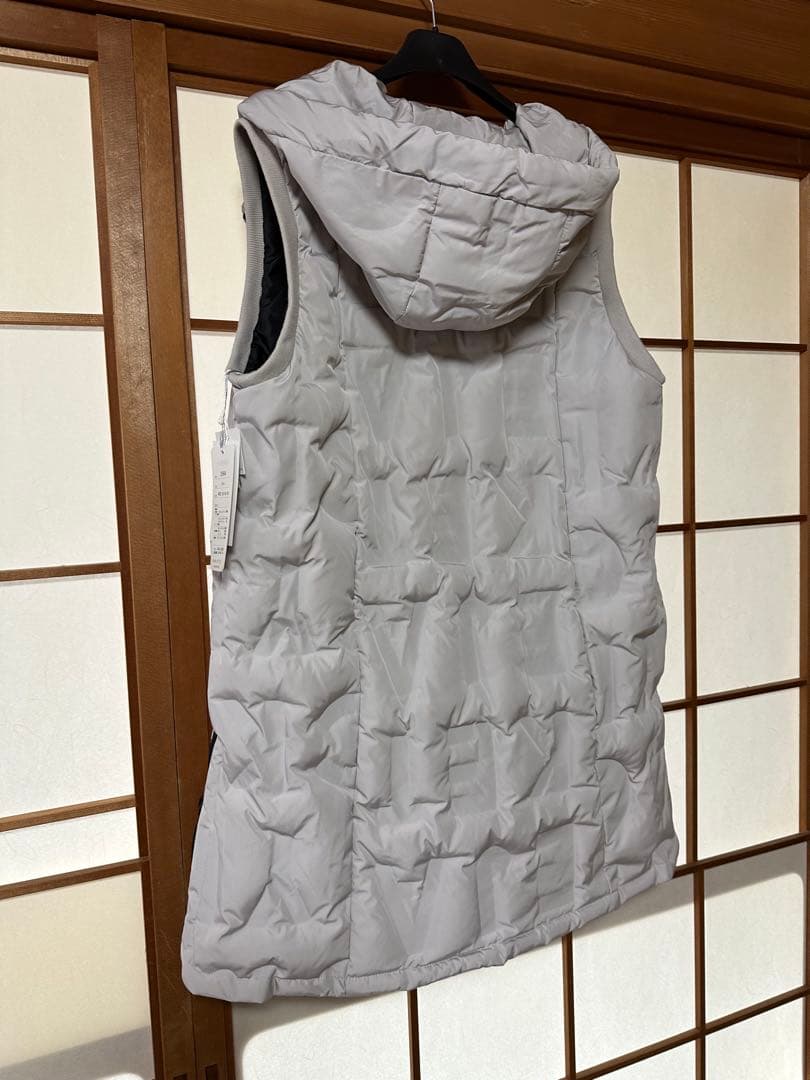 新品タグ付フード付ダウン入りキルティングジレ　ライトグレー　両サイドスリット入