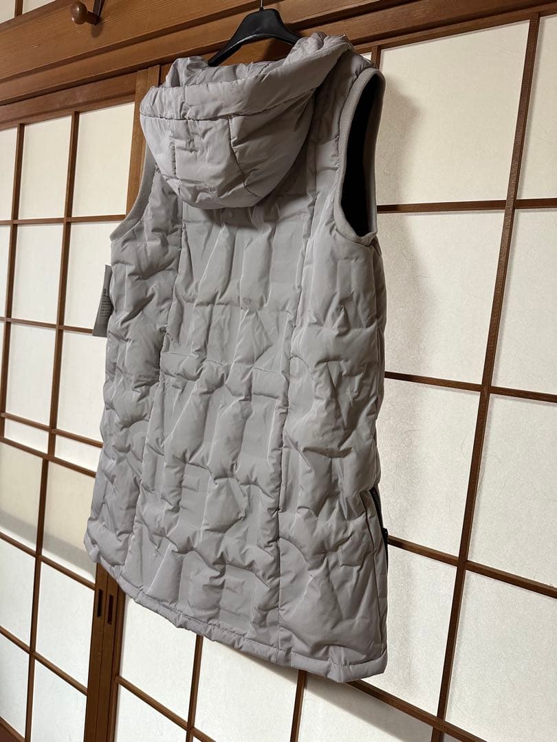 新品タグ付フード付ダウン入りキルティングジレ　ライトグレー　両サイドスリット入