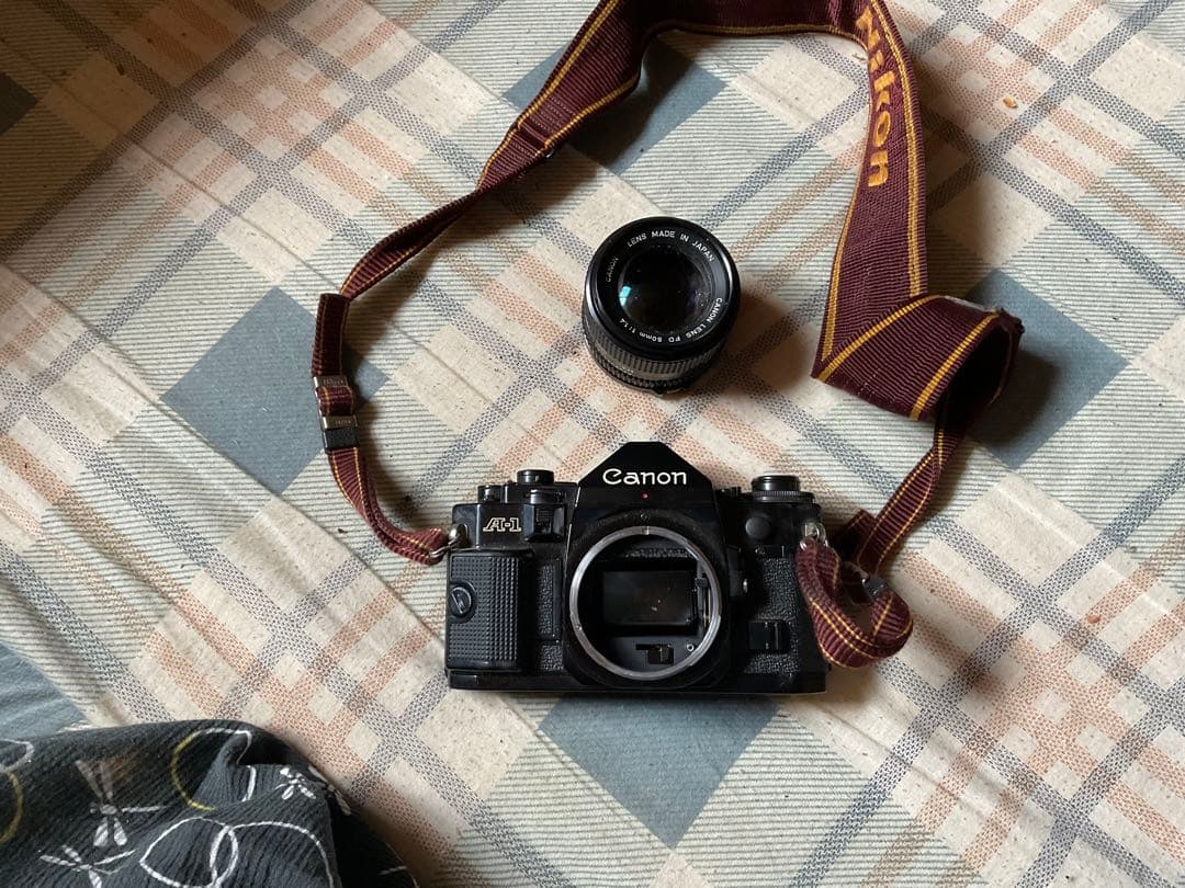 Canon A-1。　814000。カバー無し、レンズキャップ無し、取扱書無し。