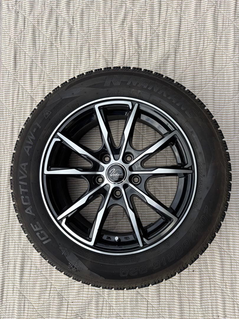 ホィール付スタッドレスタイヤ　205／60／R16 4番