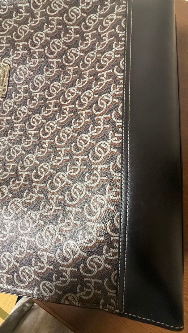 スタイリッシュなCOACHグラハムのシグネチャーバッグで上品で使いやすいモデル