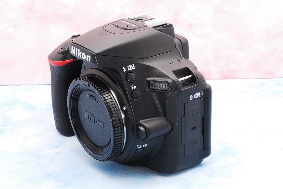 ニコン D5600★望遠レンズ付Wレンズ★僅か700S★一眼レフカメラ