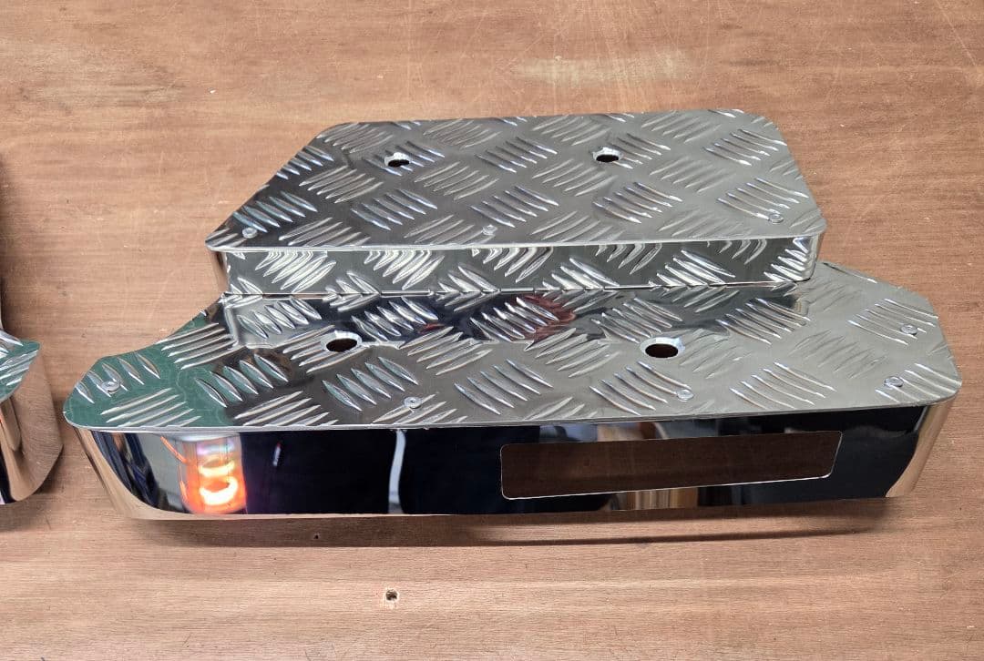 ピ*ん様 17スーパーグレート　サイドステップアルミ縞板×鏡面ステンボルトナット